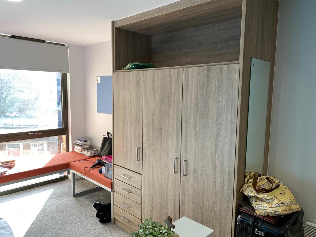 Lot: 169 - STUDIO APARTMENT OFFERING PRIME INVESTMENT OPPORTUNITY - Wardrobe space